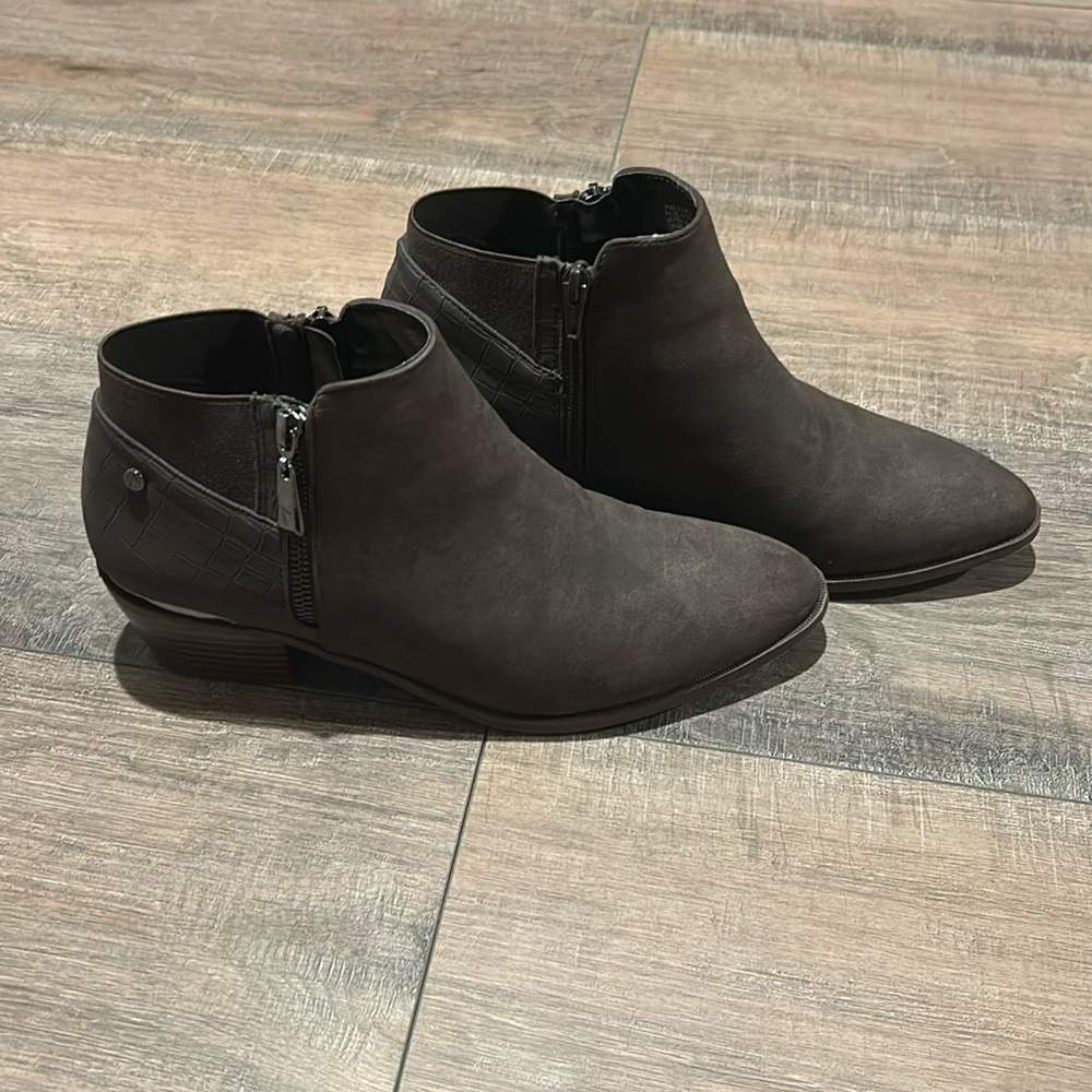 Simply Vera Wang 9.5 Booties